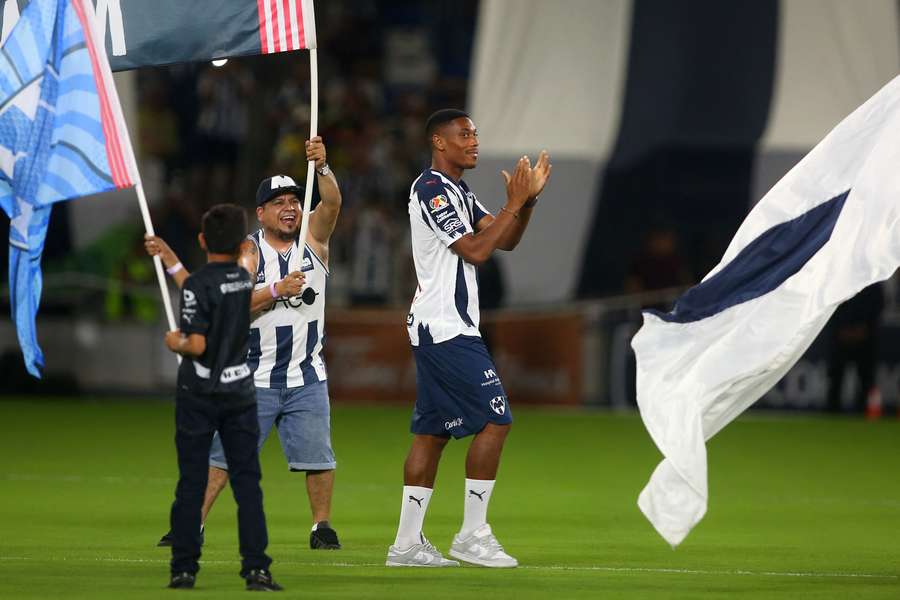 Martial es presentado en sociedad