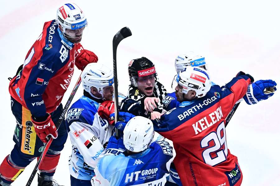 Vyloučených bylo v utkání dost.