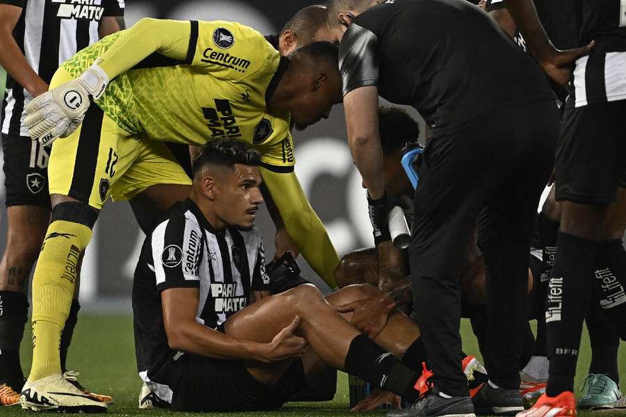 Tiquinho Soares lesionou-se logo no início do jogo no Engenhão
