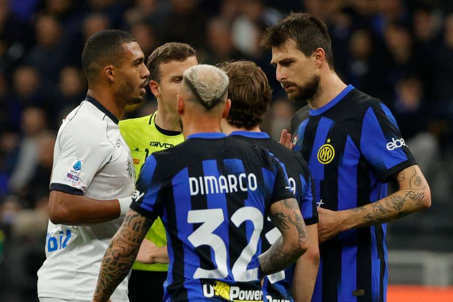 Francesco Acerbi (r.) tijdens het duel tegen Napoli, met Juan Jesus links