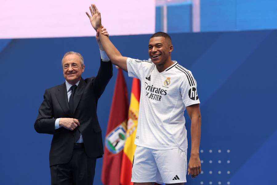 Mbappé com Florentino Pérez no Bernabéu