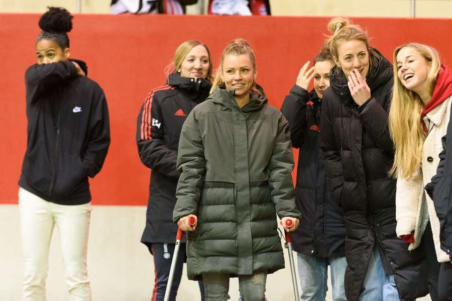 Linda Dallmann (l., in grün) und Giulia Gwinn (r.) waren beim Bundesligaspiel zwischen Bayern und Wolfsburg vor Ort.