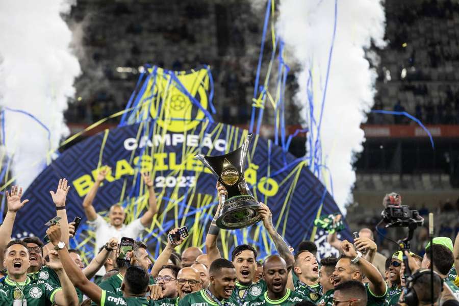 Palmeiras ergue a taça de campeão brasileiro de 2023