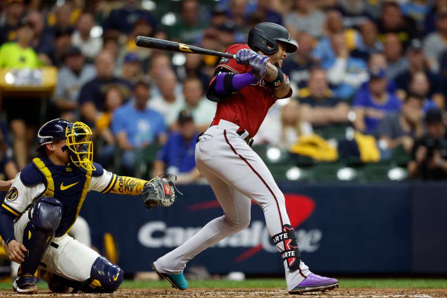 O segunda base do Diamondbacks, Ketel Marte, bate uma bola de dois RBIs na sexta entrada