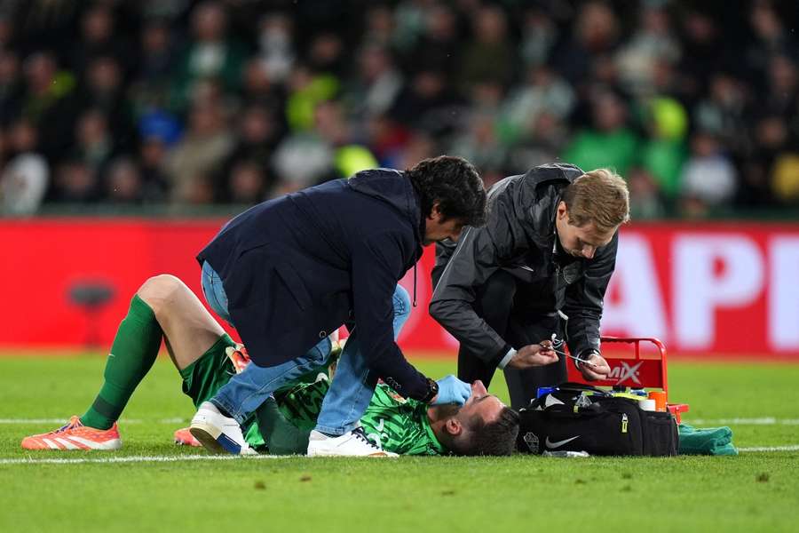 Iñaki Peña, tras ser atendido por los servicios médicos del Elche Iñaki Peña, tras ser atendido por los servicios médicos del Elche