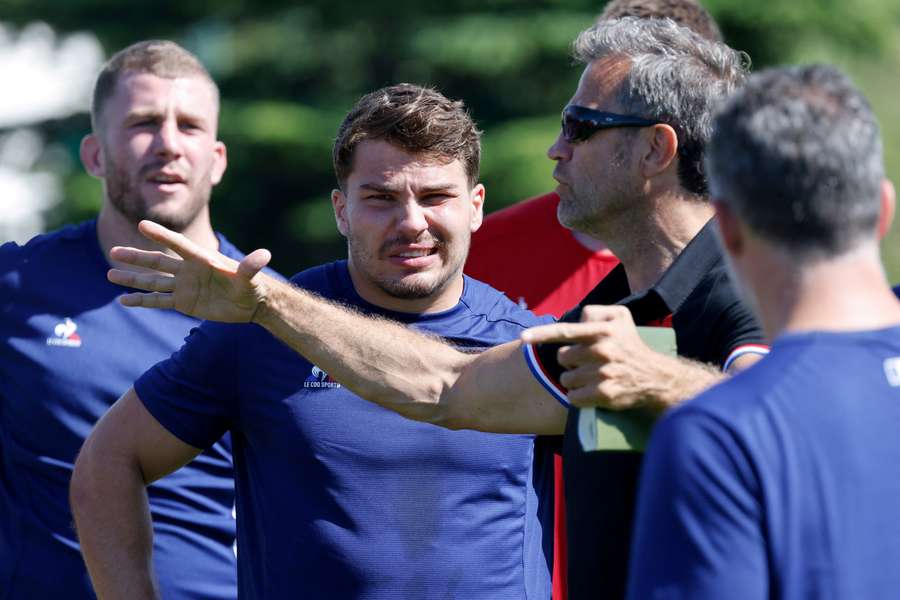 France's captain Antoine Dupont (C) and coach Fabien Galthie