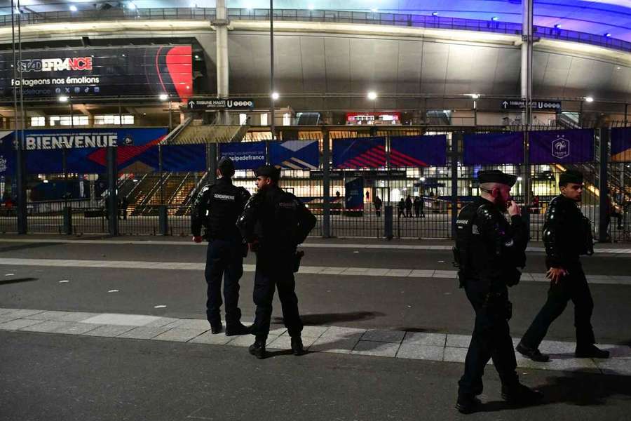 Politie buiten het Stade de France