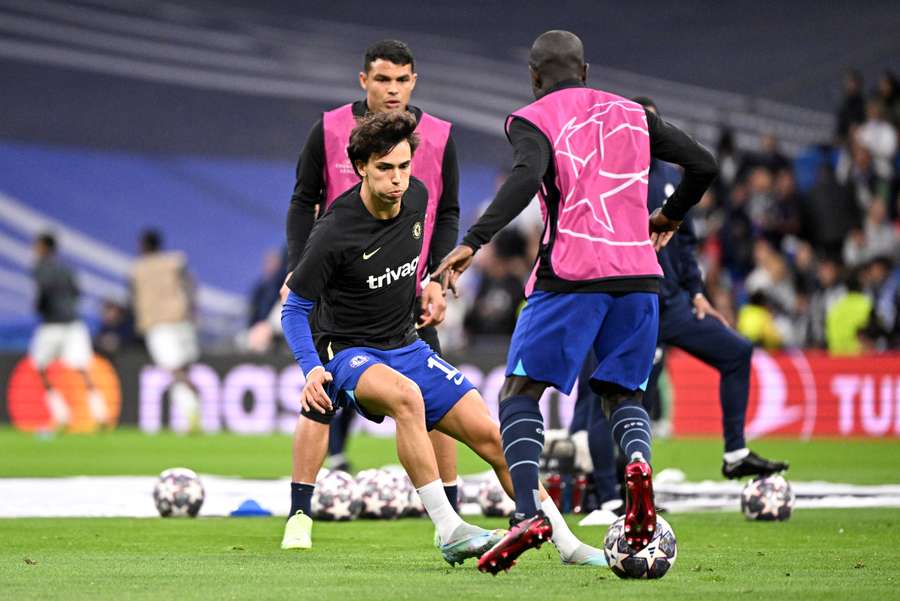 João Félix, durante o aquecimento na passagem pelo Chelsea