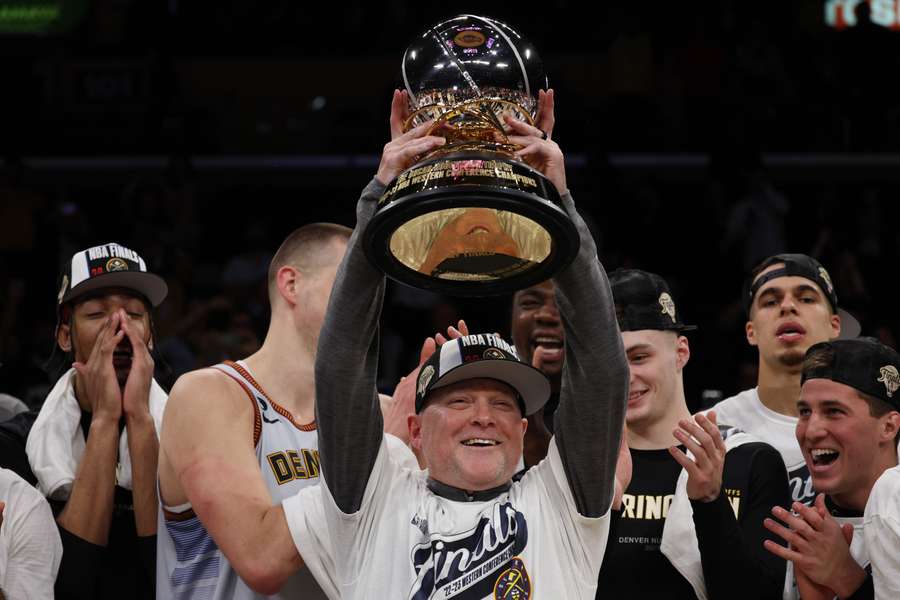 Michael Malone, treinador dos Nuggets, ergue o troféu de campeão da Conferência Oeste.