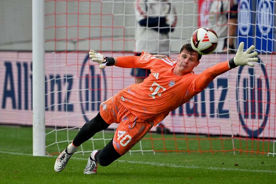 Jonas Urbig beim öffentlichen Training des FC Bayern am Montag