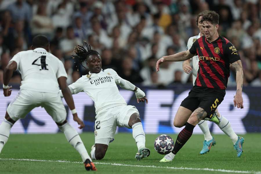 Camavinga, essayant de voler un ballon à Stones lors du match aller à Bernabeu.