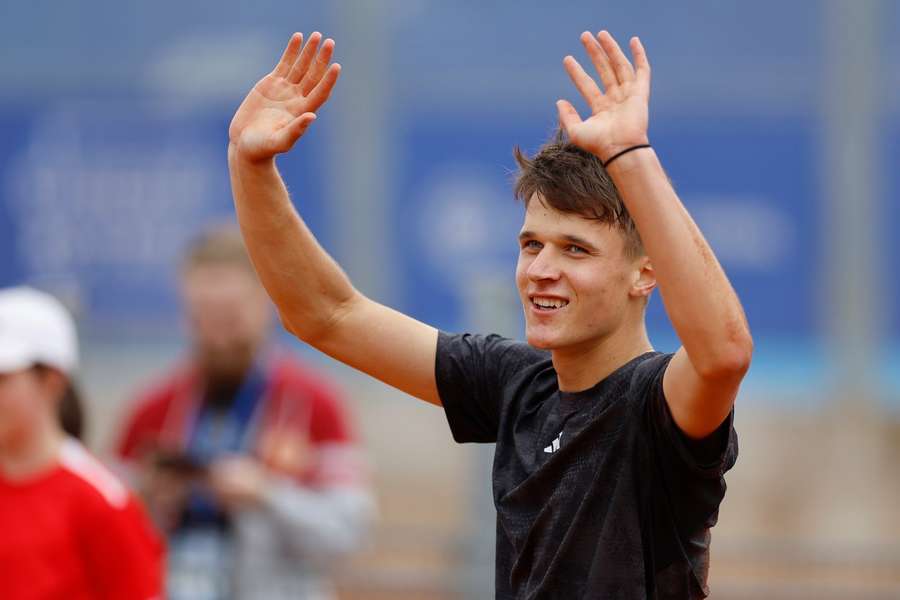 Jakub Menšík proměnil svůj první pokus v kvalifikaci grandslamu v postup do hlavní soutěže.