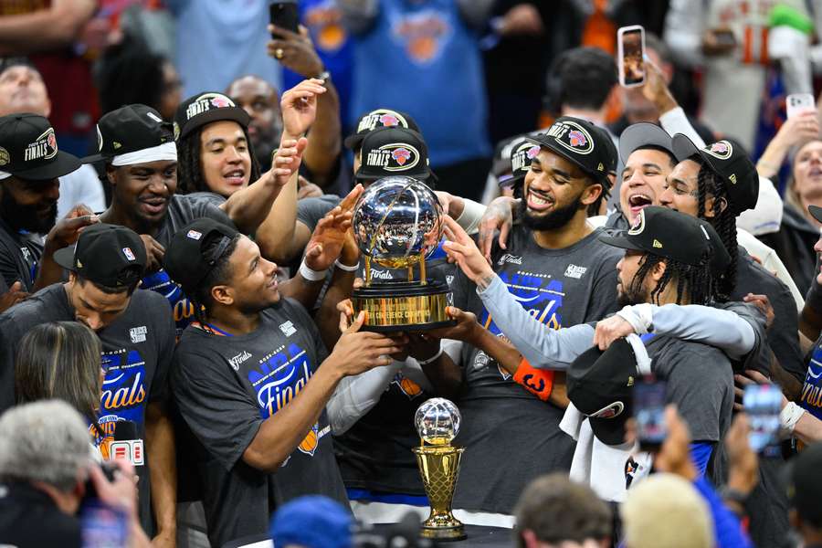 Knicks s trofejou pre majstrov Východnej konferencie.