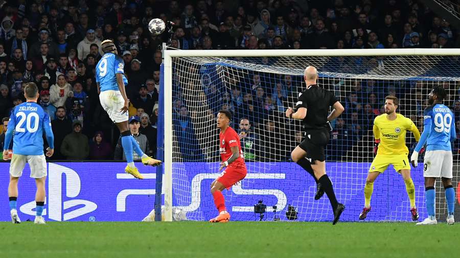 Osimhen subiu bem para marcar o primeiro gol do jogo