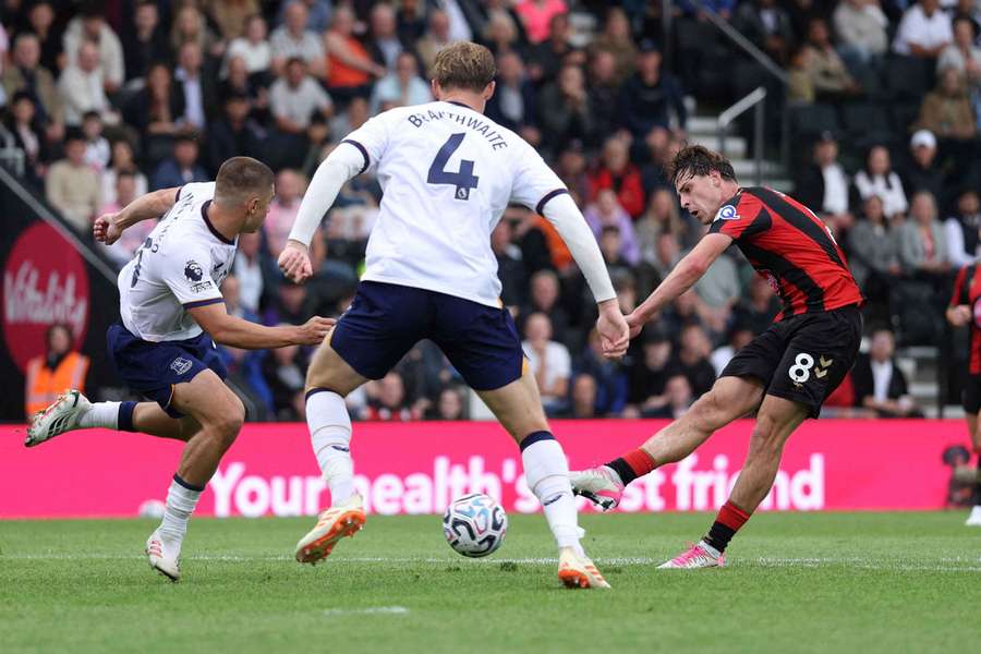 Alex Scott marcou o golo do Bournemouth, a passe de Evanilson Alex Scott marcou o golo do Bournemouth, a passe de Evanilson
