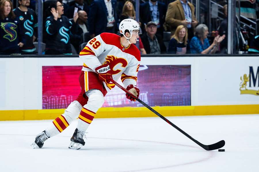 Honzek má za sebou debut v aktuálnom ročníku NHL.