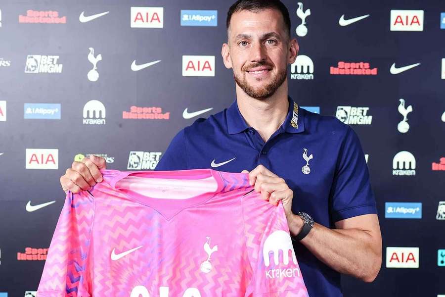 Martin Dúbravka pózuje s novým dresom. Martin Dúbravka pózuje s novým dresom.