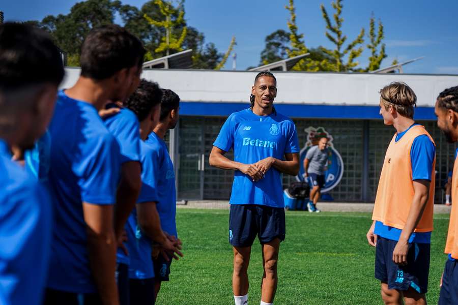 Chris Smalling recebido pelos novos companheiros no FC Porto Chris Smalling recebido pelos novos companheiros no FC Porto