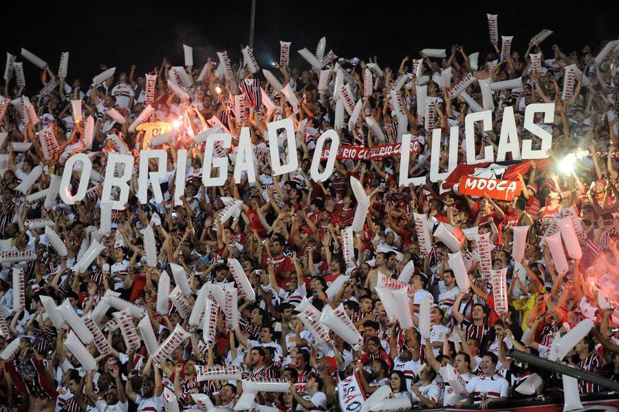 Torcida do São Paulo na final da Sula de 2012 (que marcou a despedida do meia Lucas Moura do Brasil, antes da volta em 2023) Torcida do São Paulo na final da Sula de 2012 (que marcou a despedida do meia Lucas Moura do Brasil, antes da volta em 2023)