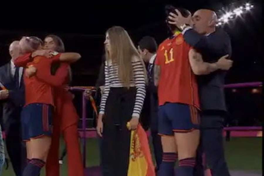 Rubiales lascou um indesejado beijo em Hermoso após o título da Copa
