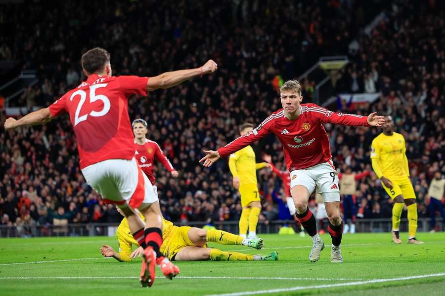 Hojlund celebrando uno de sus goles