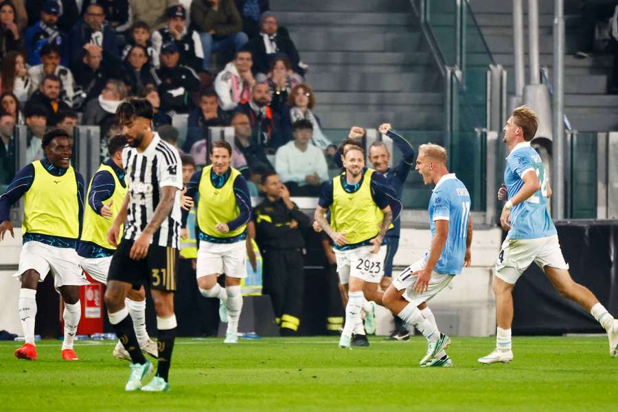 Isakssen celebra o golo da Lazio assistido por Nuno Tavares