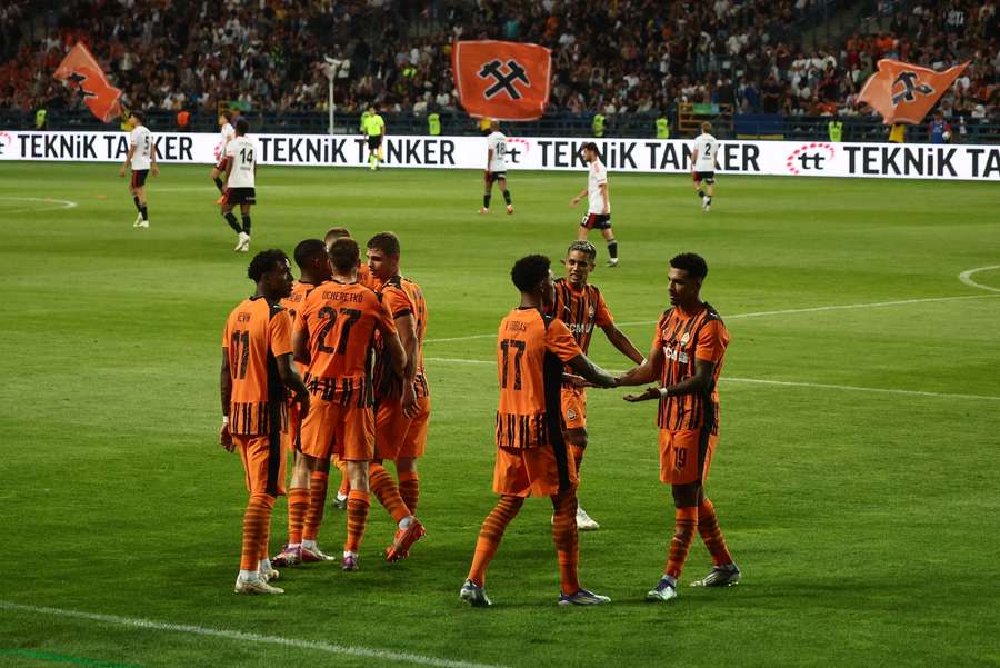 Gólová radost hráčů Šachtaru v odvetě s Besiktasem.