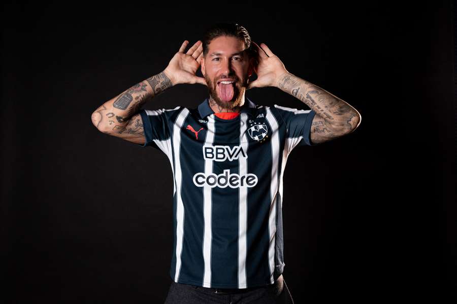 Sergio Ramos avec son nouveau maillot mercredi.