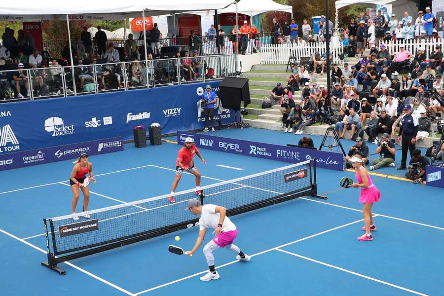 Partida de pickleball