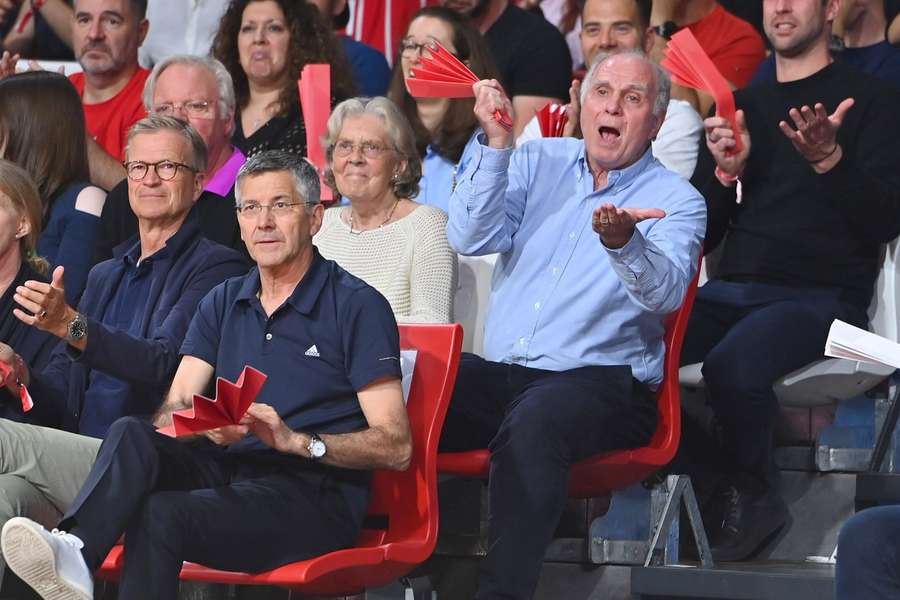 Auch Bayerns Ehrenpräsident Uli Hoeneß wurde durch das erste Match in der BBL-Finalserie emotionalisiert.