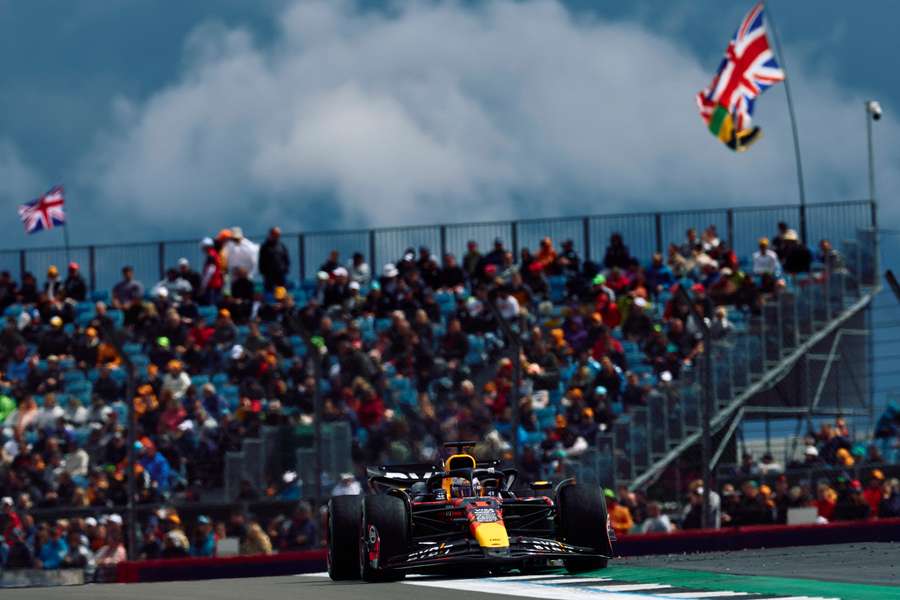 Verstappen leva Red Bull danificado para a segunda fila em Silverstone