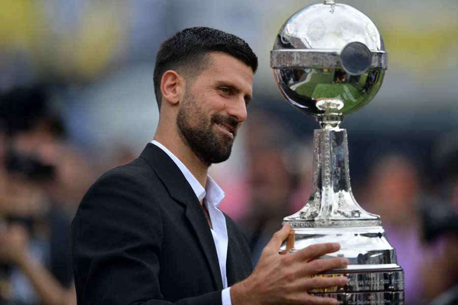 Djokovic com a taça da Libertadores antes de Atlético-MG x Botafogo