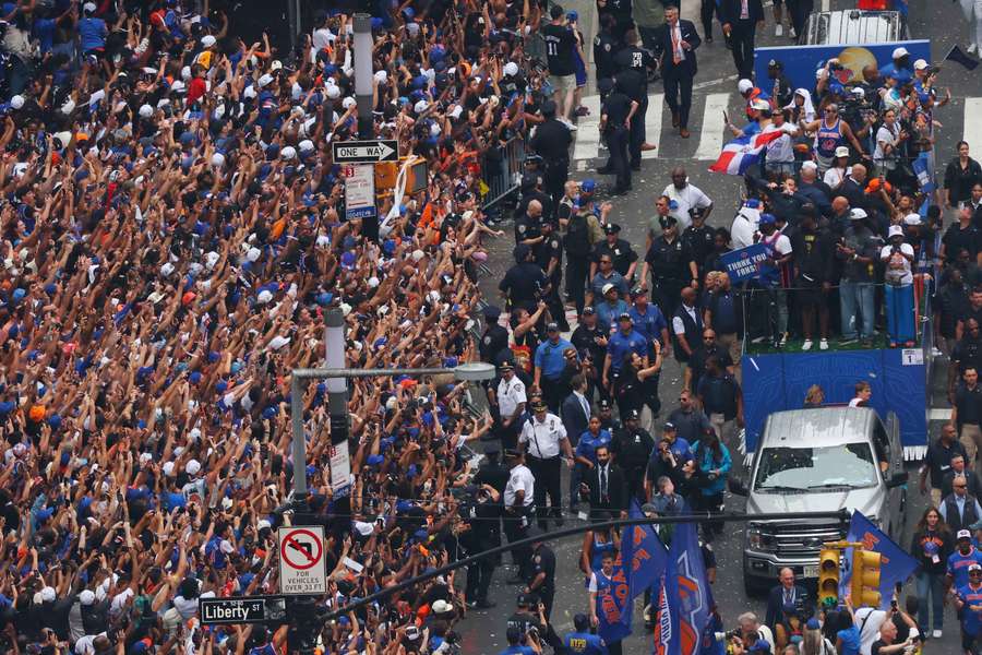 Knicks fans flood the street