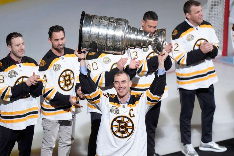 V hre je návrat Cháru do Bostonu.