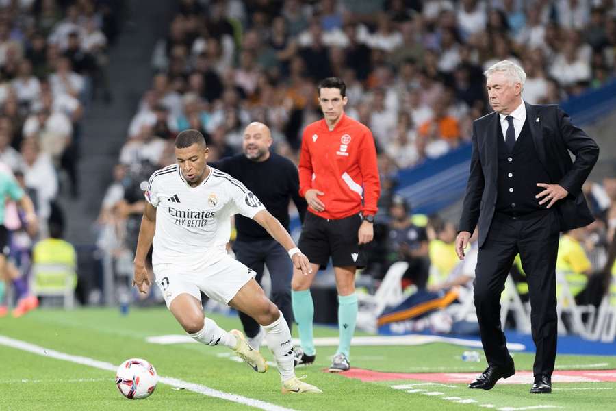 Ancelotti langs de lijn met Mbappe