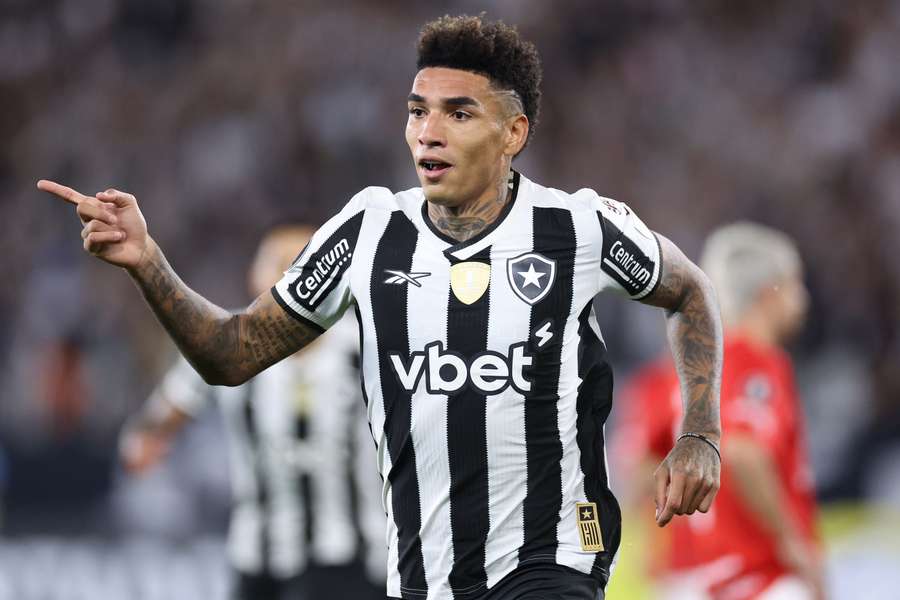 Igor Jesus fez o segundo do Botafogo contra o Estudiantes