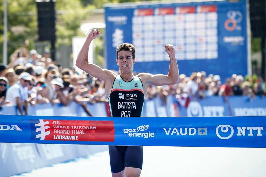 Ricardo Batista terminou os segmentos de natação, ciclismo e corrida com o tempo 53.17 minutos