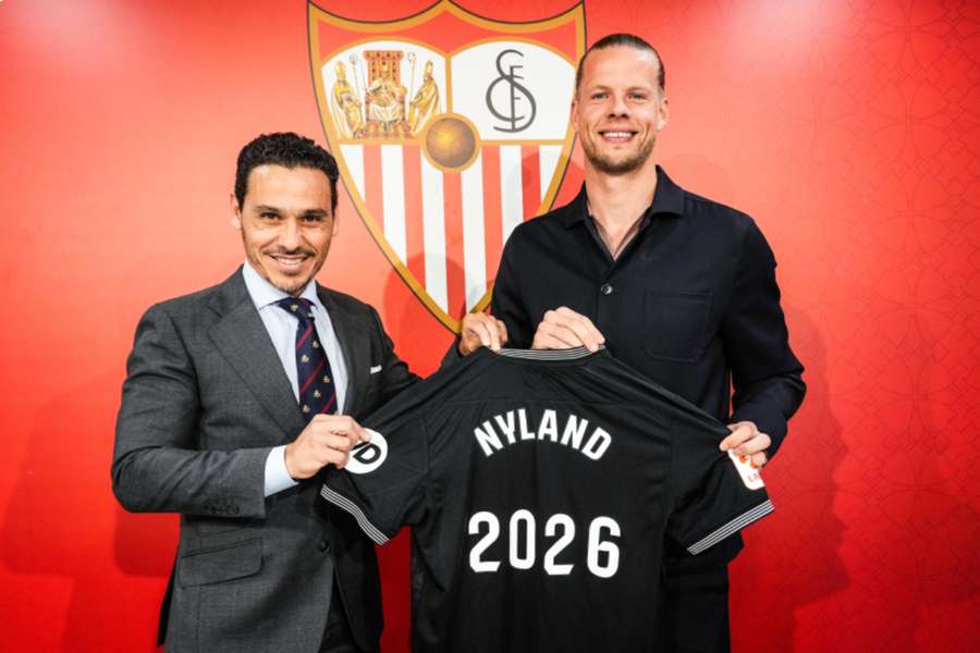 Nyland, con el presidente del Sevilla, Del Nido