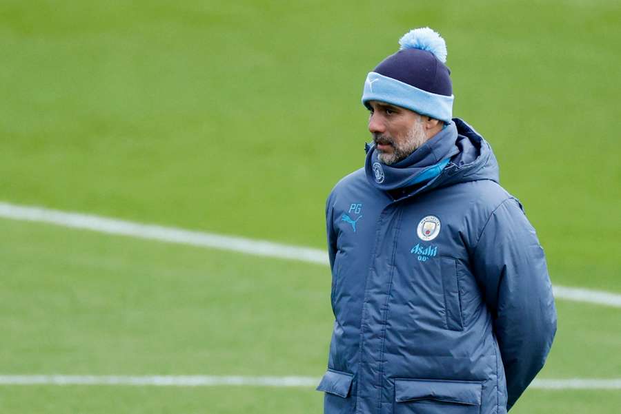 Pep Guardiola observa durante una sesión de entrenamiento