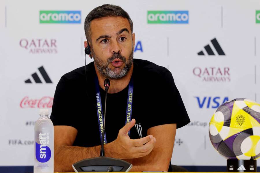 Artur Jorge speaking during the press conference