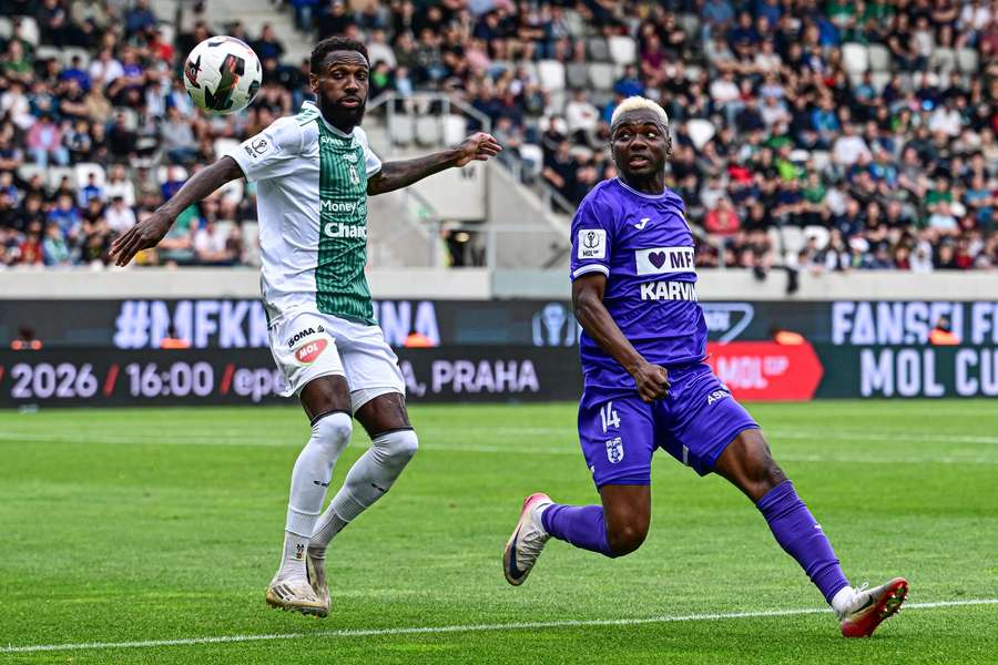 Jablonecký Alexis Alégué a Emmanuel Ayaosi z Karviné ve finále MOL Cupu. Jablonecký Alexis Alégué a Emmanuel Ayaosi z Karviné ve finále MOL Cupu.