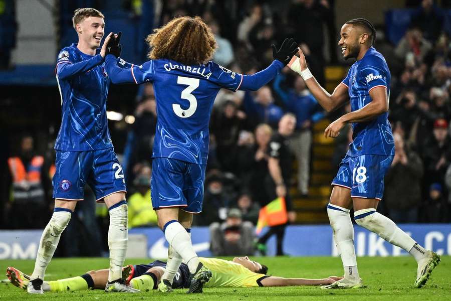 Jogadores do Chelsea celebram triunfo contra o Southampton