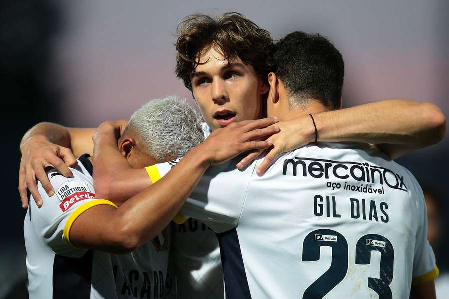 Gustavo Sá abraça companheiros de equipa
