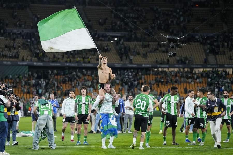 Antony y los jugadores del Betis celebran su clasificación para la Champions Antony y los jugadores del Betis celebran su clasificación para la Champions
