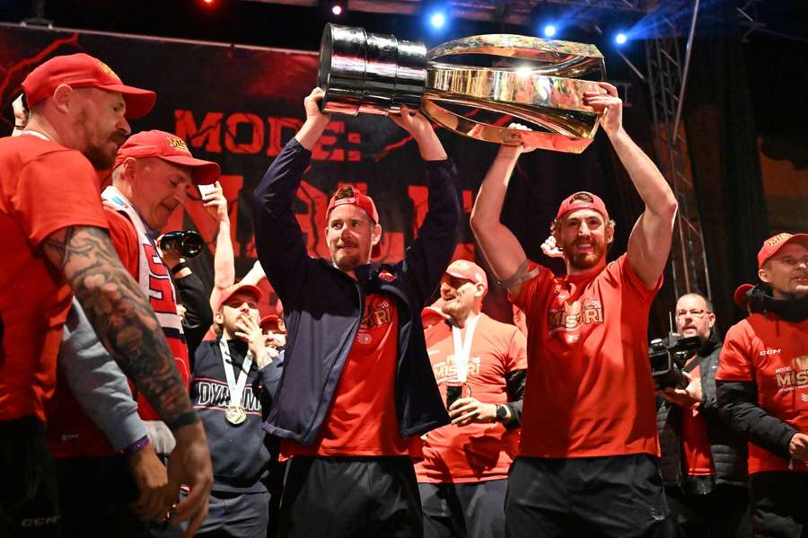 Roman Červenka a Lukáš Sedlák ukazují trofej svým fanouškům.