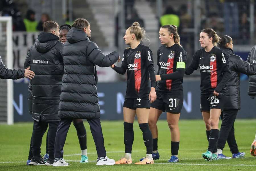 Niko Arnautis (l.) mit seinen Spielerinnen nach der CL-Niederlage gegen den FC Barcelona.