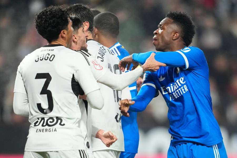 Vinícius, enfrentado con algunos jugadores del Albacete