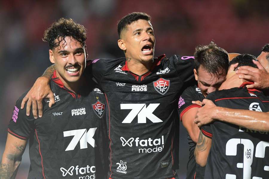 Vitória ganhou uma posição, mas segue no Z4