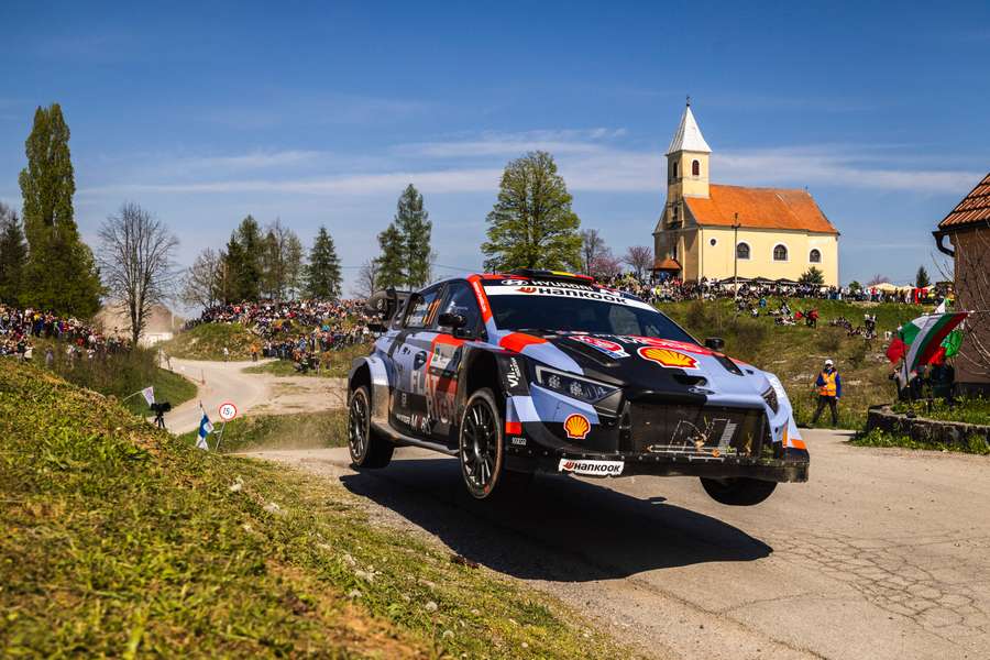 Neuville je aktuálním lídrem.