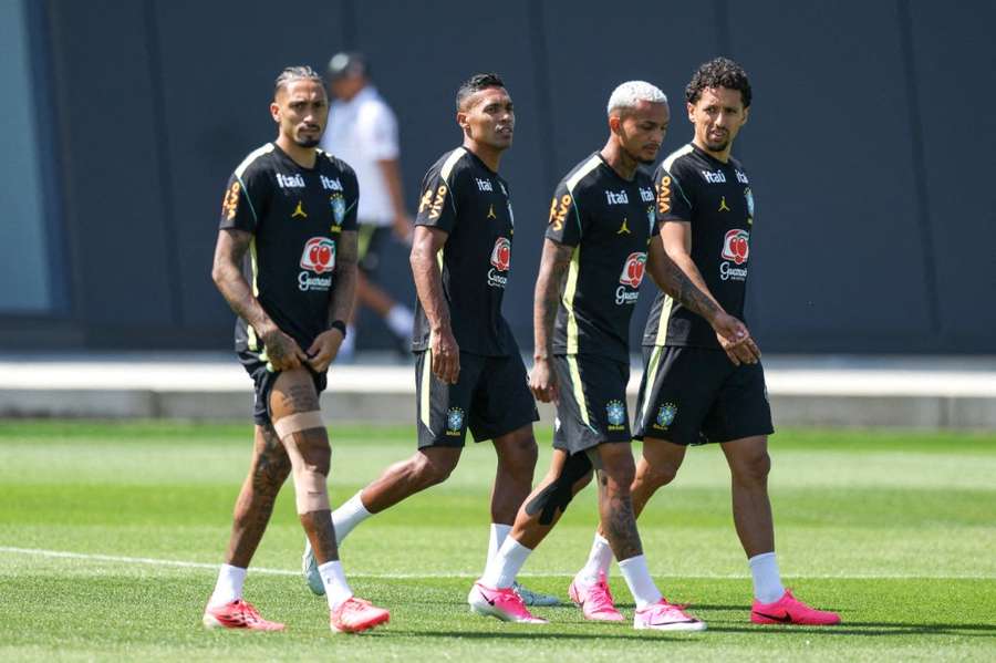 Alex Sandro e Wesley ainda lutam por vaga nas laterais